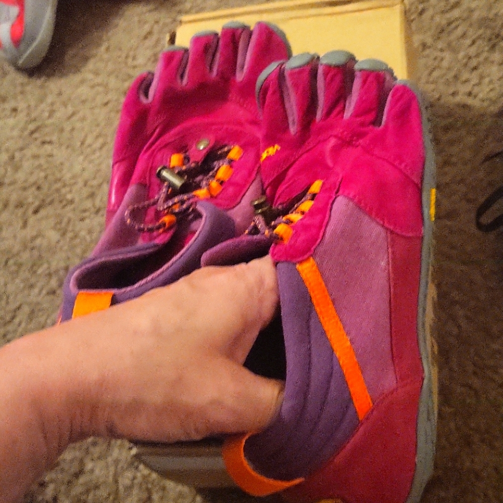 VIBRAMS Five finger toe shoes.